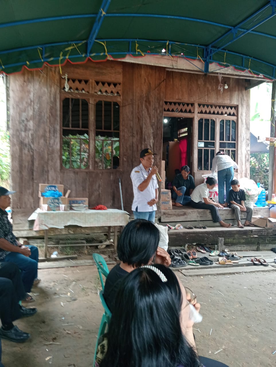 kasi-kesra-raren-baruah-melayat-ke-desa-tangkum-sampaikan-belasungkawa-atas-berpulangnya-mantir-adat-setempat